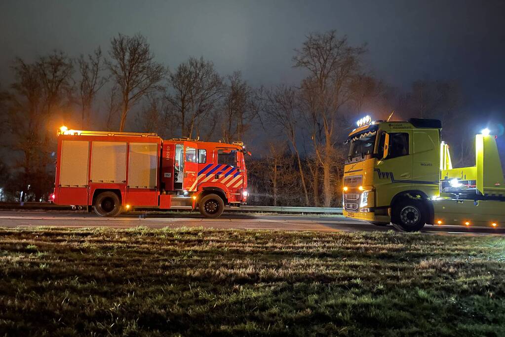 Veel schade bij botsing tussen vrachtwagen en auto