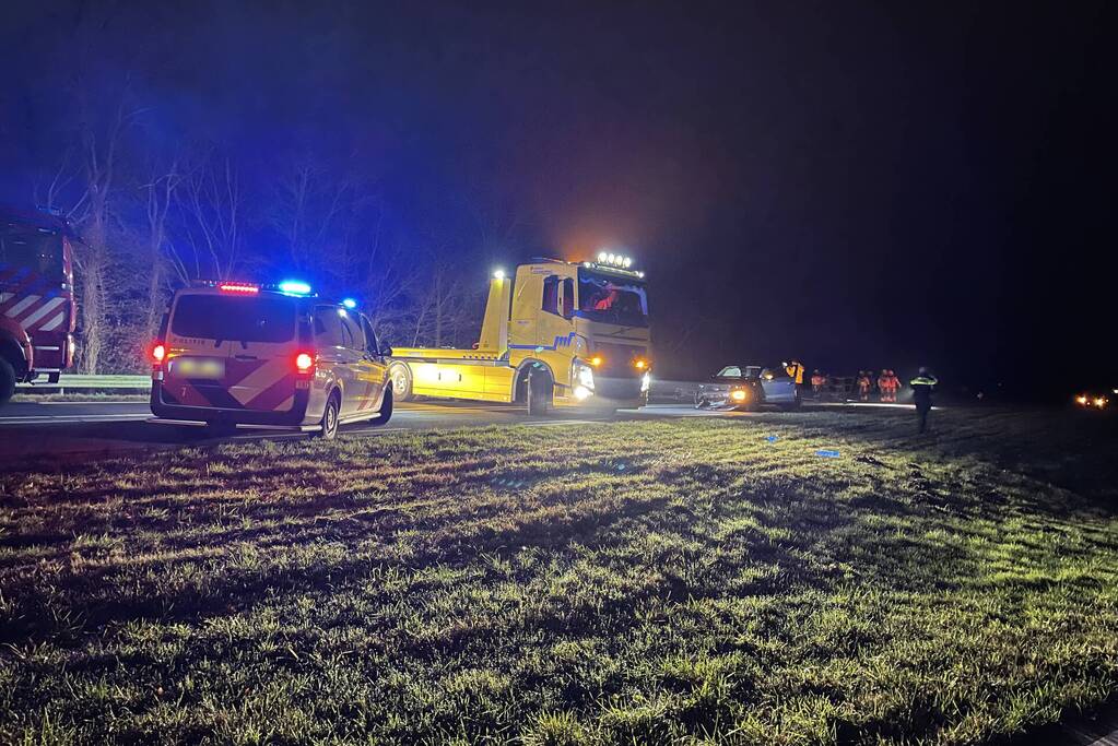 Veel schade bij botsing tussen vrachtwagen en auto
