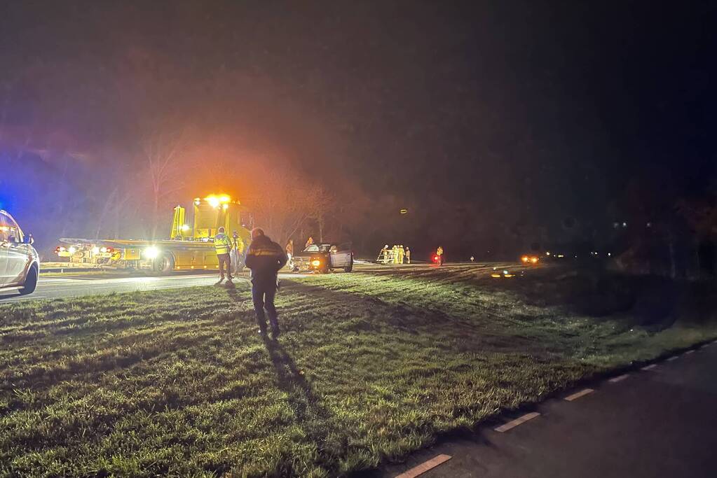 Veel schade bij botsing tussen vrachtwagen en auto