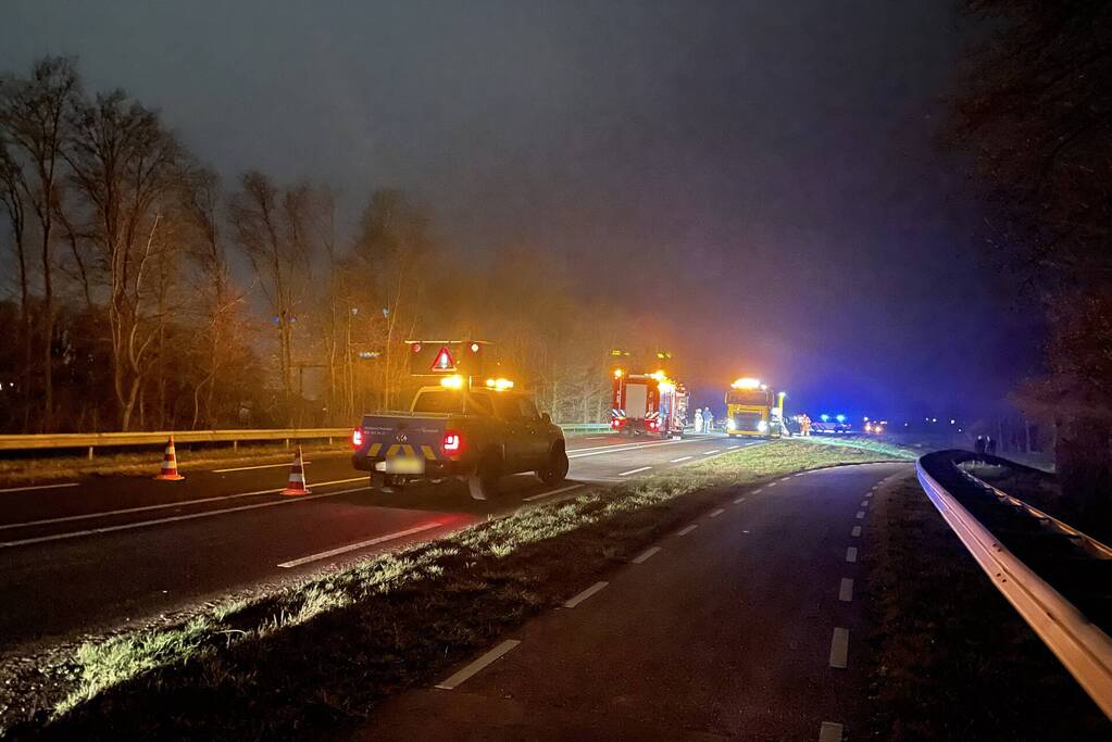 Veel schade bij botsing tussen vrachtwagen en auto