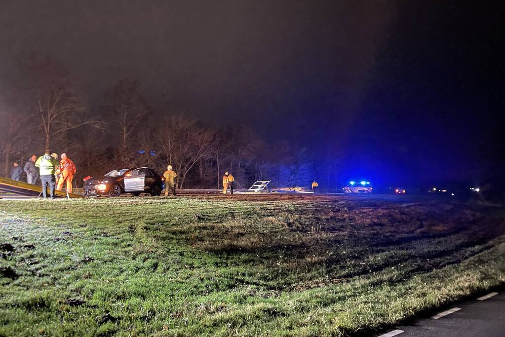 Veel schade bij botsing tussen vrachtwagen en auto