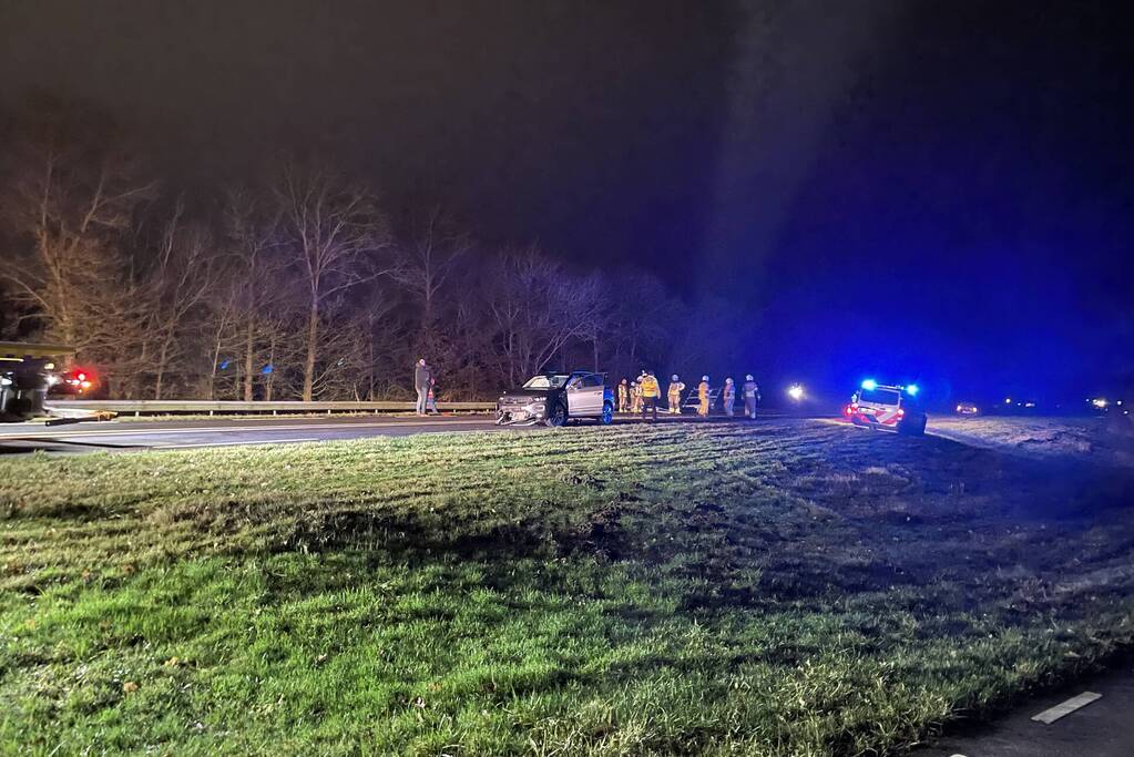 Veel schade bij botsing tussen vrachtwagen en auto