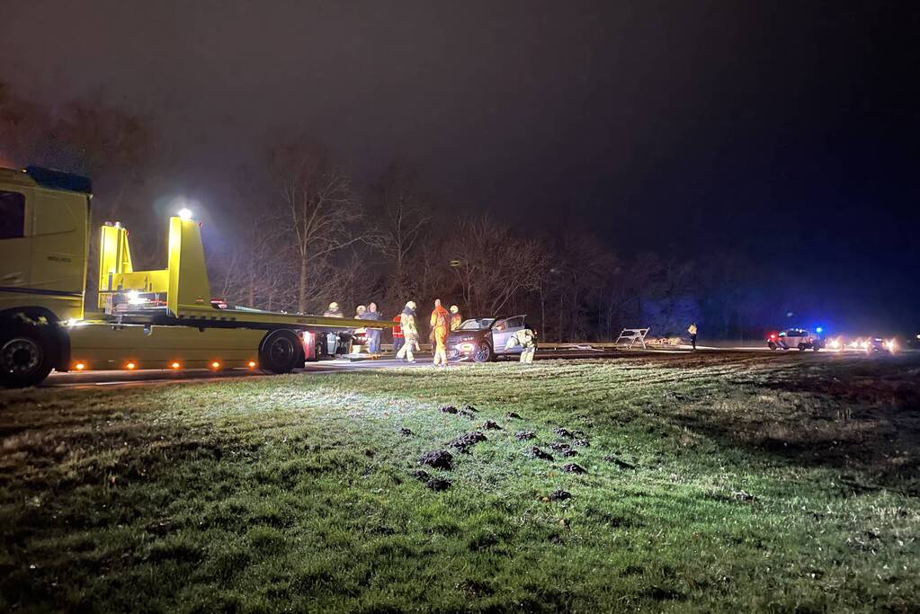 Veel schade bij botsing tussen vrachtwagen en auto
