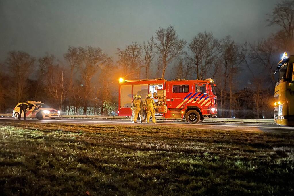 Veel schade bij botsing tussen vrachtwagen en auto
