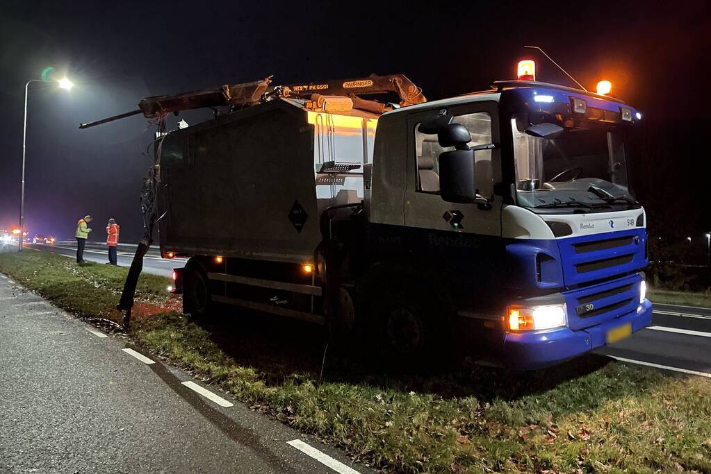 Veel schade bij botsing tussen vrachtwagen en auto