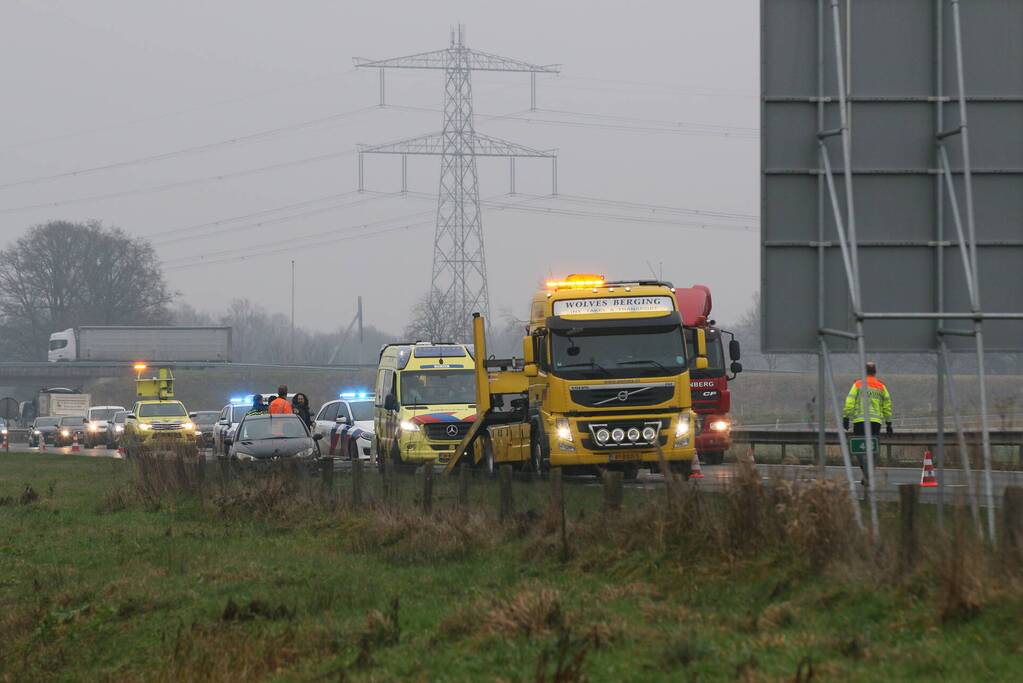 Auto en vrachtwagen botsen op provincialeweg