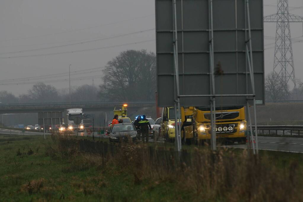 Auto en vrachtwagen botsen op provincialeweg
