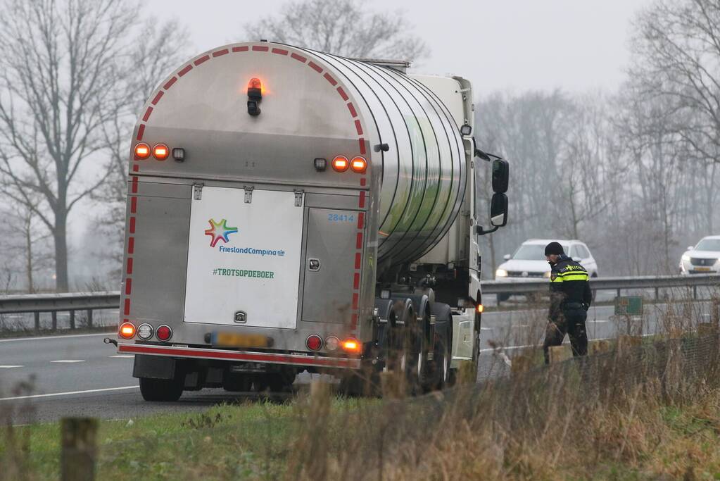 Auto en vrachtwagen botsen op provincialeweg
