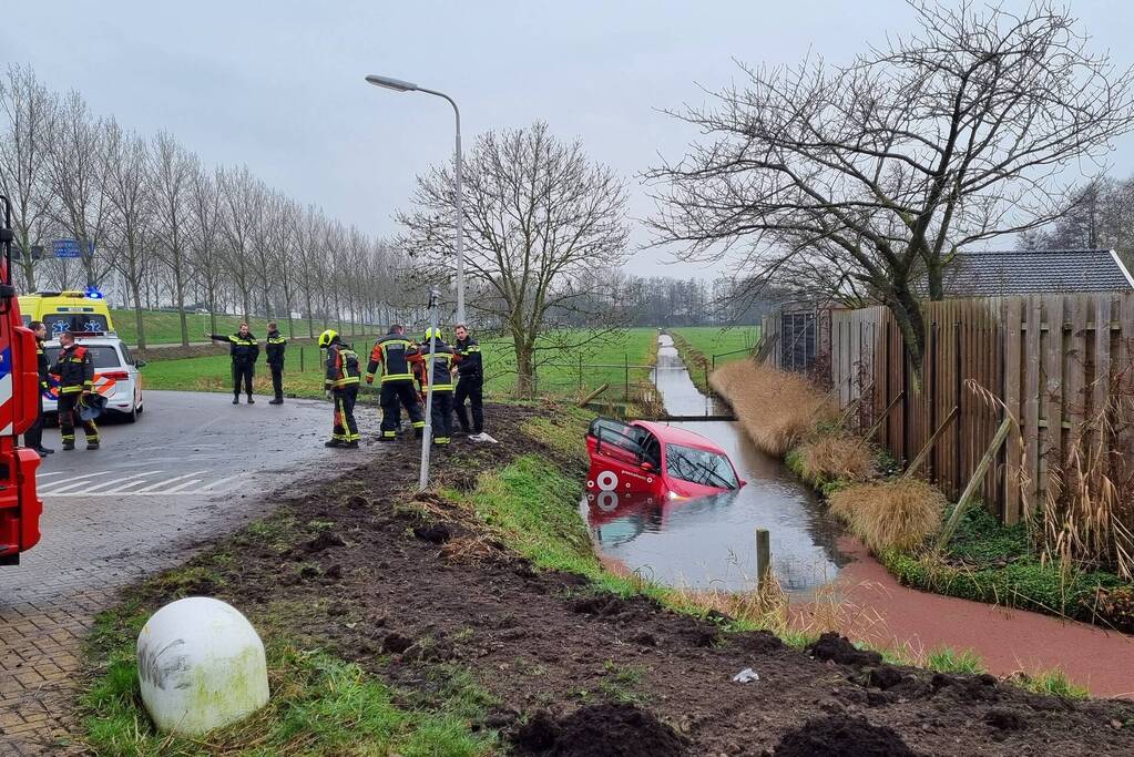Auto belandt in sloot