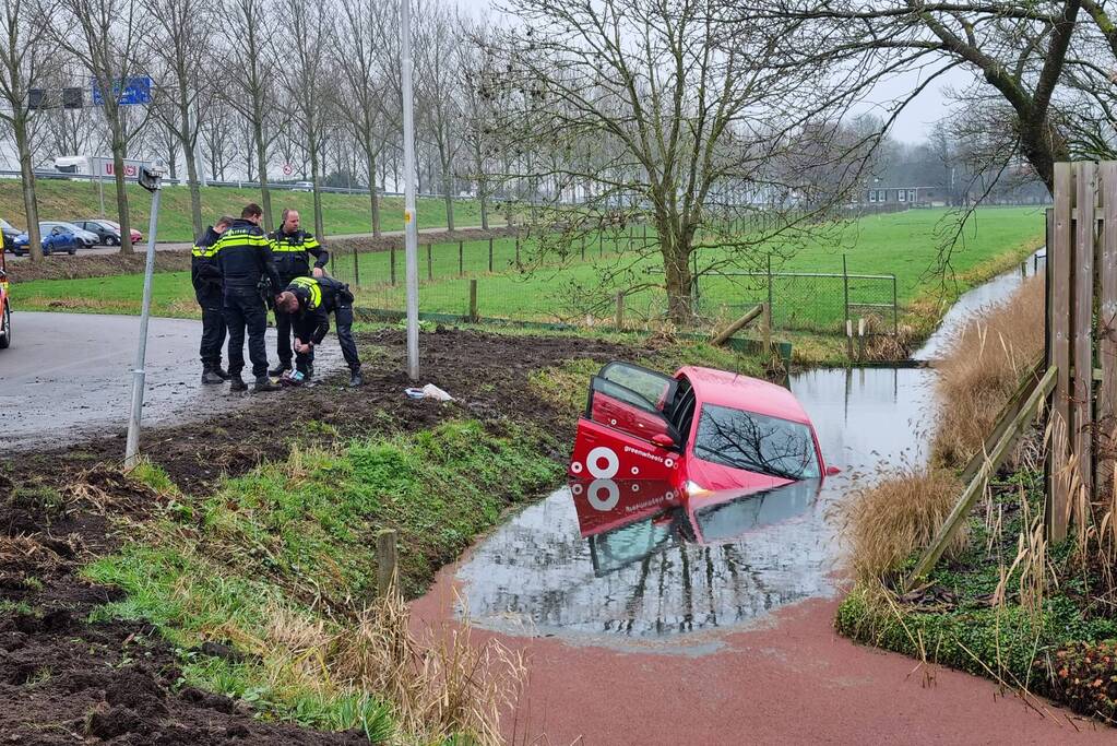 Auto belandt in sloot