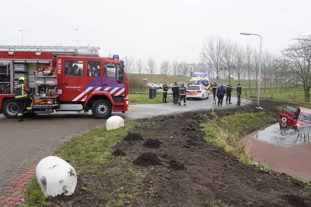 Auto belandt in sloot