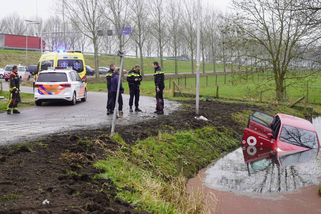 Auto belandt in sloot