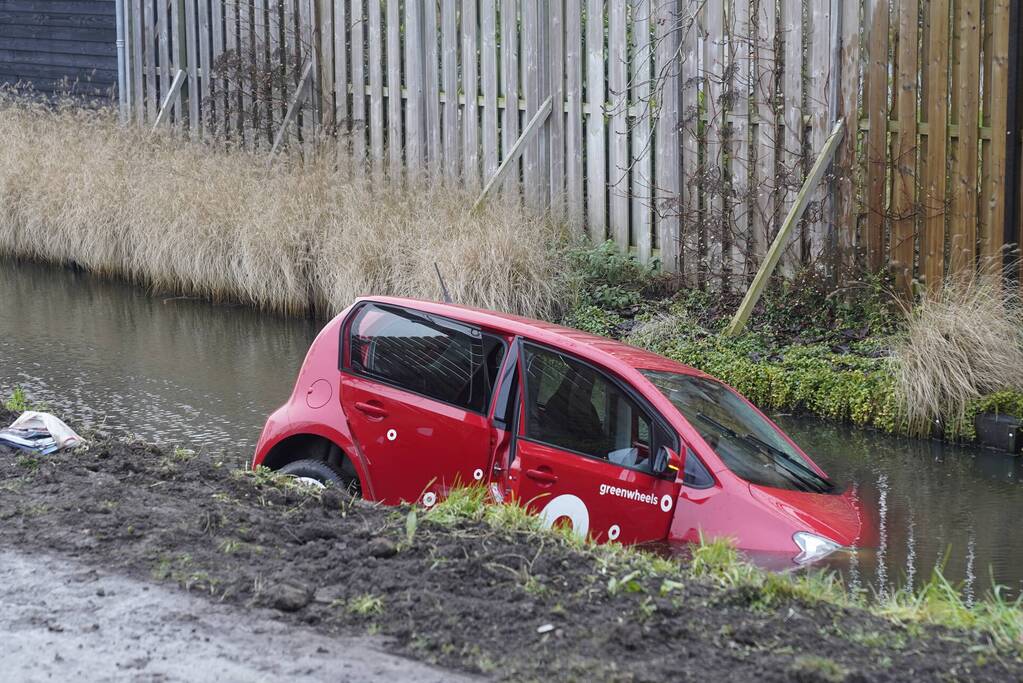 Auto belandt in sloot