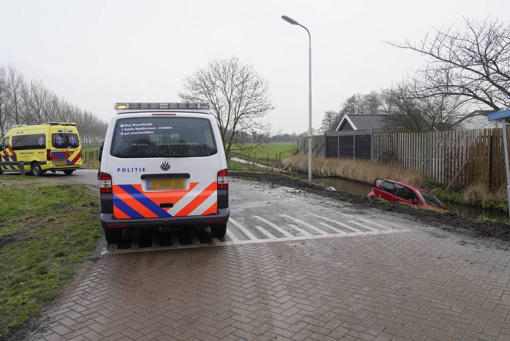 Auto belandt in sloot