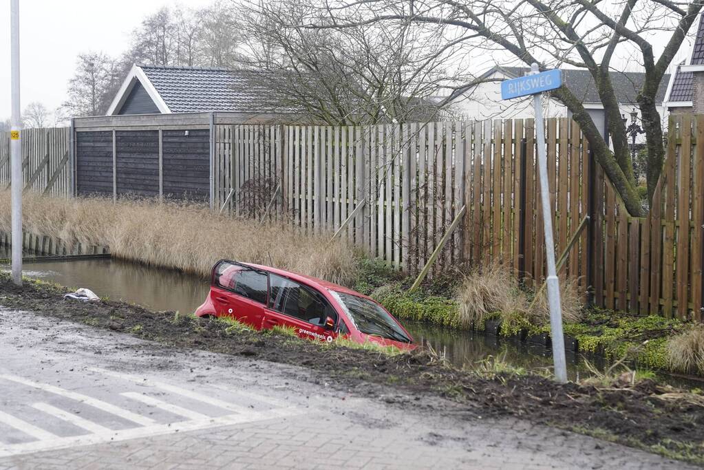 Auto belandt in sloot