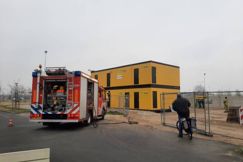 Brandweer blust brand in keet