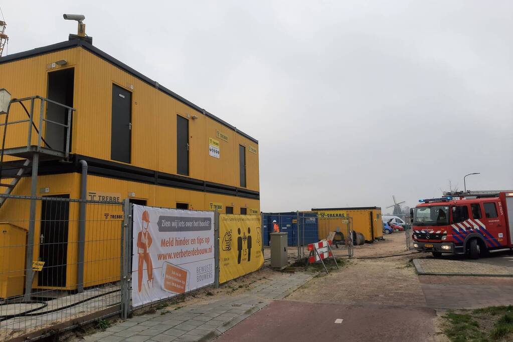 Brandweer blust brand in keet