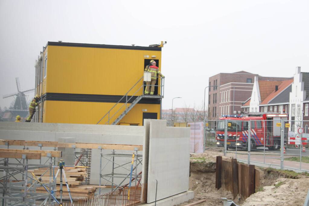 Brandweer blust brand in keet