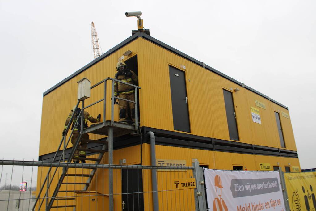 Brandweer blust brand in keet