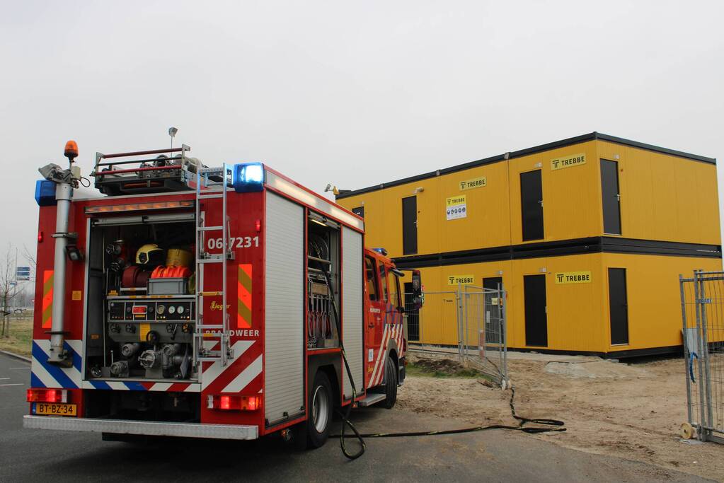 Brandweer blust brand in keet