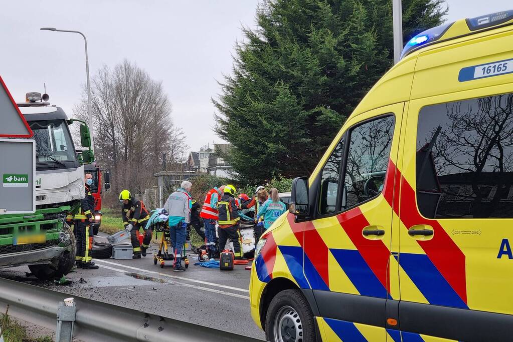 Frontale botsing tussen auto en vrachtwagen