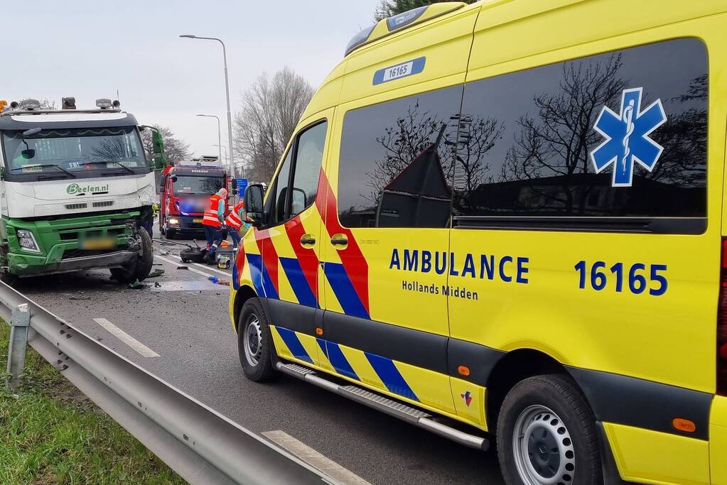 Frontale botsing tussen auto en vrachtwagen