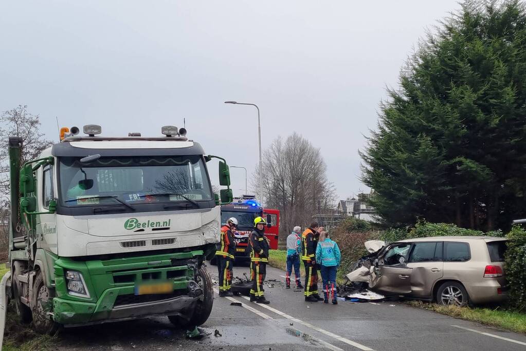Frontale botsing tussen auto en vrachtwagen