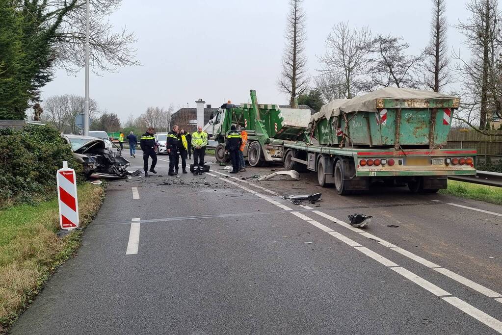 Frontale botsing tussen auto en vrachtwagen
