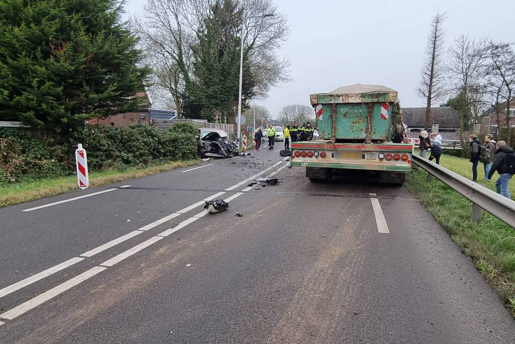 Frontale botsing tussen auto en vrachtwagen