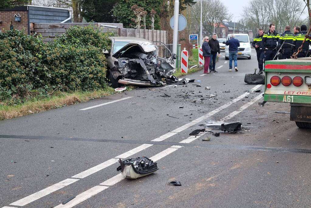 Frontale botsing tussen auto en vrachtwagen