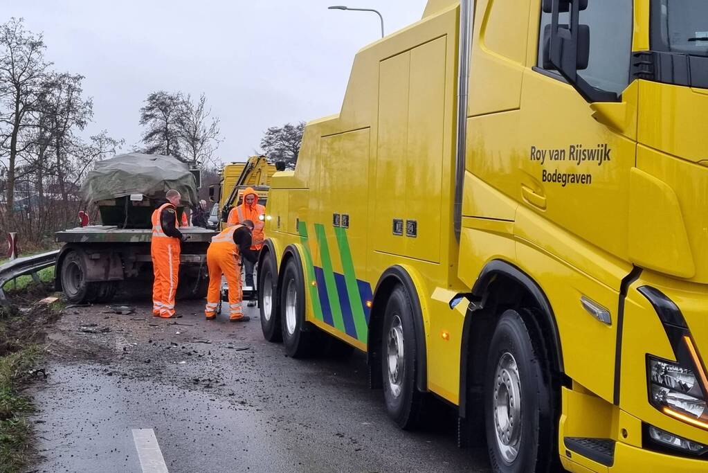 Frontale botsing tussen auto en vrachtwagen