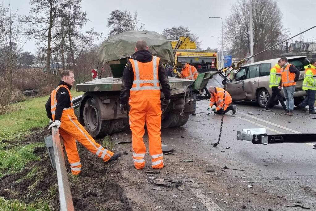 Frontale botsing tussen auto en vrachtwagen