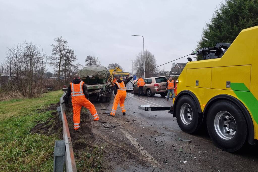 Frontale botsing tussen auto en vrachtwagen