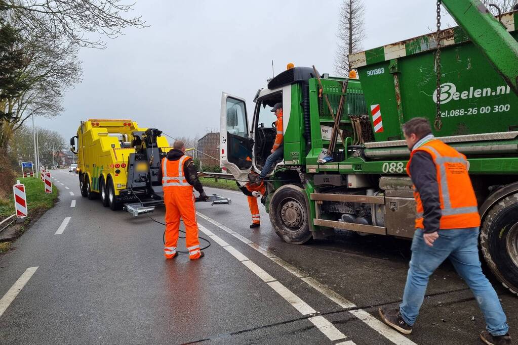Frontale botsing tussen auto en vrachtwagen