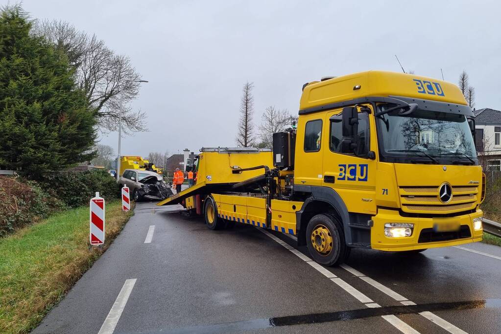 Frontale botsing tussen auto en vrachtwagen