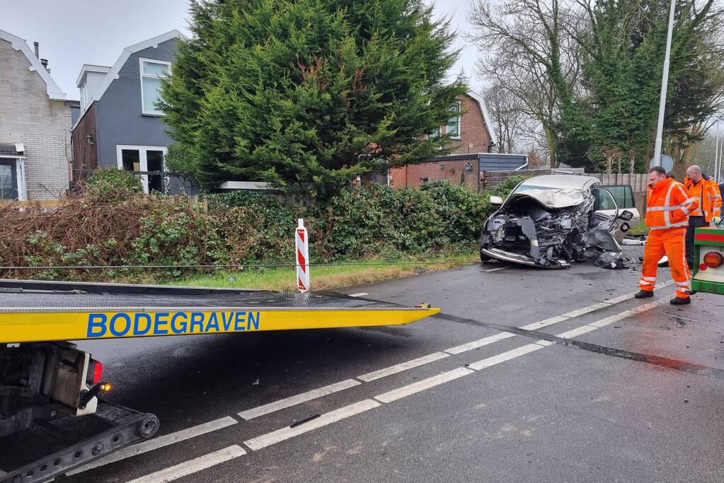 Frontale botsing tussen auto en vrachtwagen