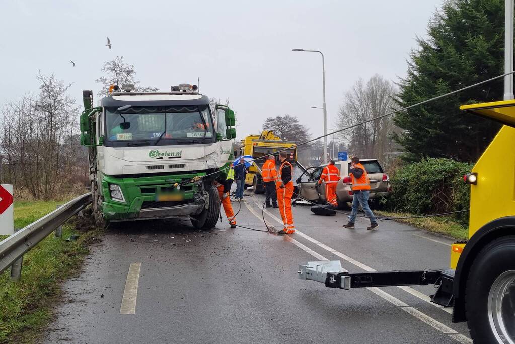 Frontale botsing tussen auto en vrachtwagen
