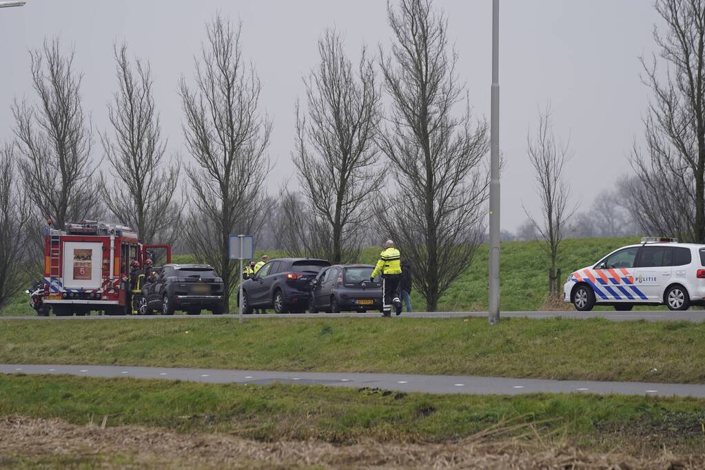 Schade na kop-staartbotsing tussen drie voertuigen