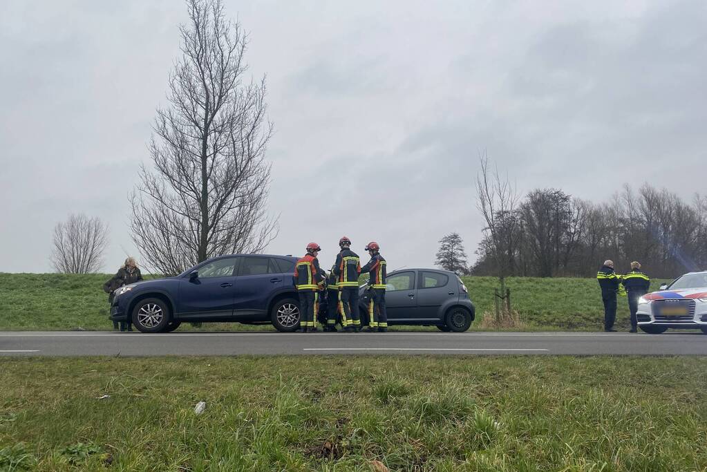 Schade na kop-staartbotsing tussen drie voertuigen