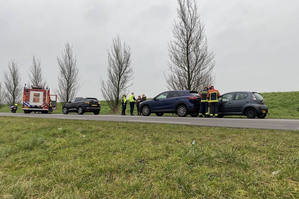 Schade na kop-staartbotsing tussen drie voertuigen