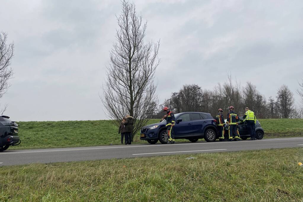 Schade na kop-staartbotsing tussen drie voertuigen