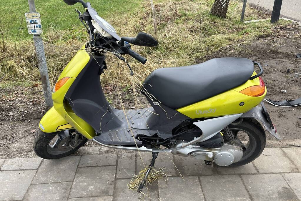 Scooterrijder belandt in sloot na crash