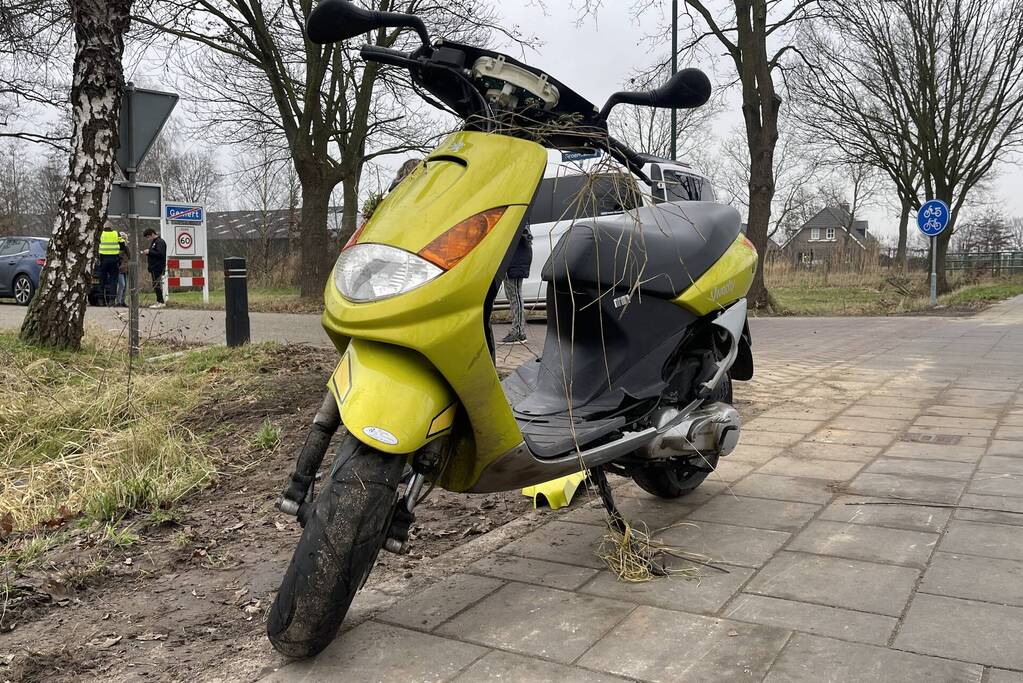 Scooterrijder belandt in sloot na crash