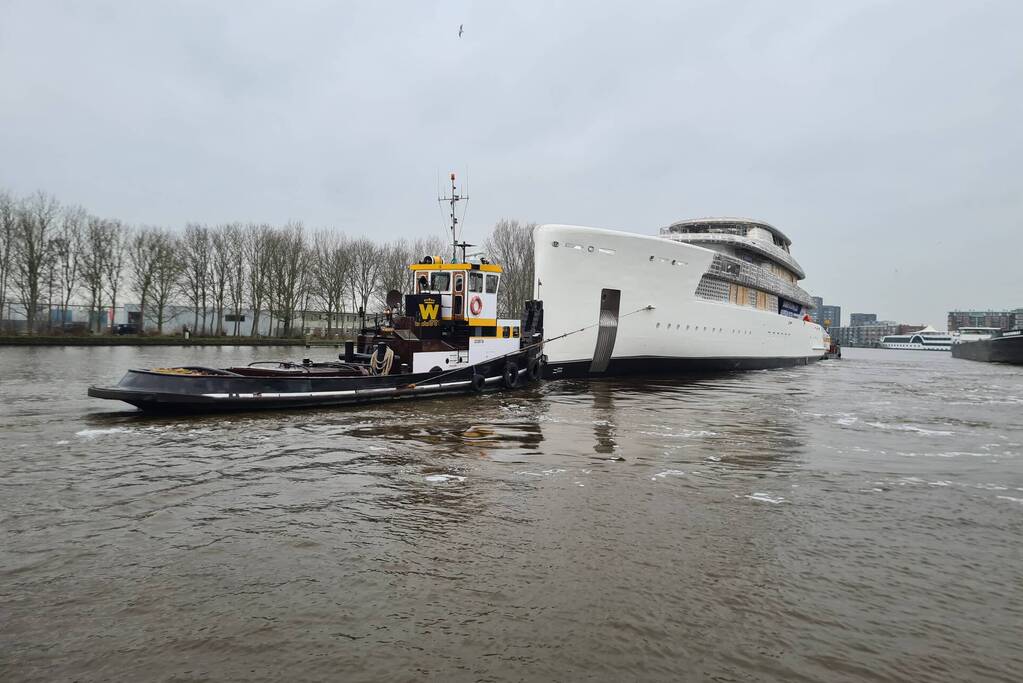 Mega jacht onderweg naar afbouw