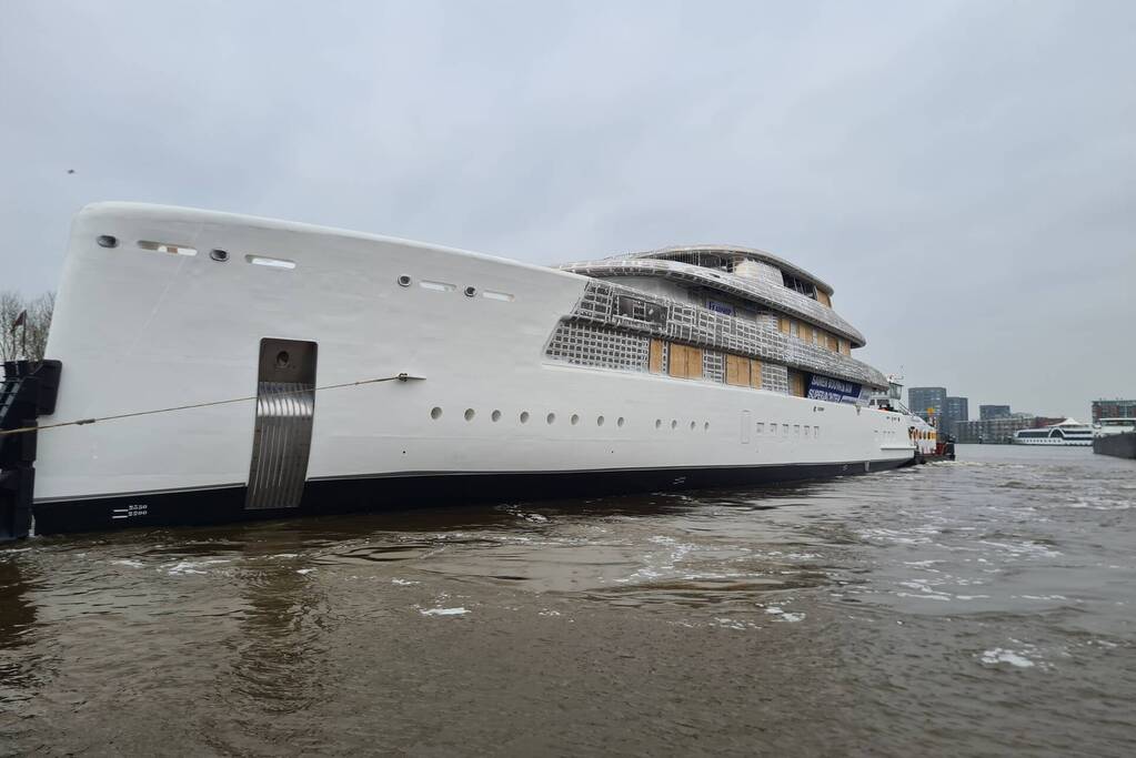 Mega jacht onderweg naar afbouw