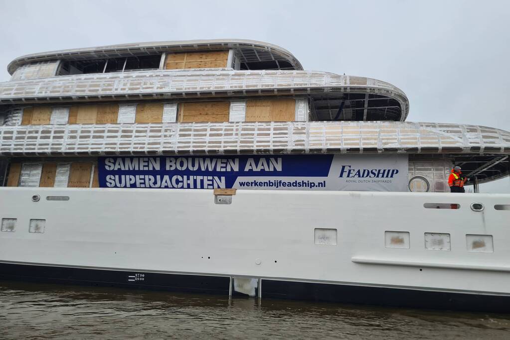 Mega jacht onderweg naar afbouw