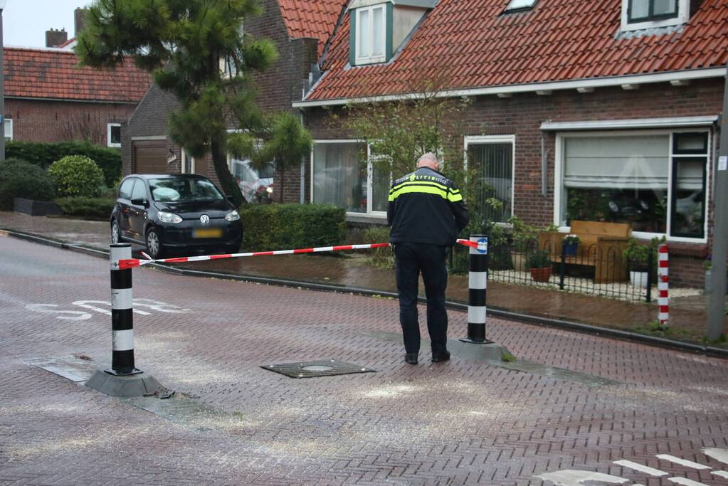 Auto rijdt zich vast op bussluis