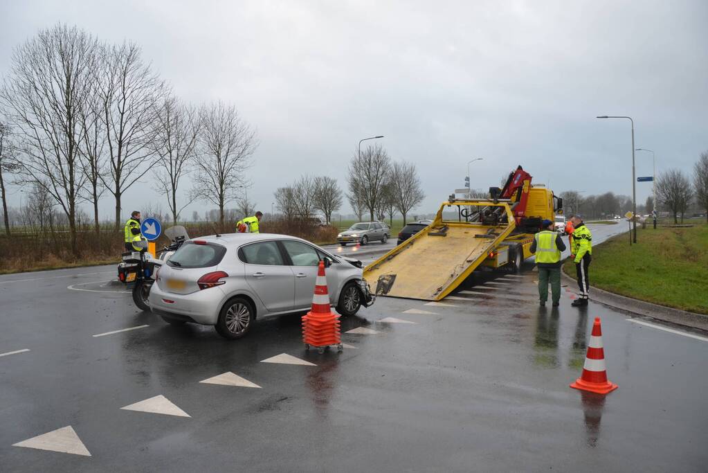 Veel schade na botsing tussen twee voertuigen