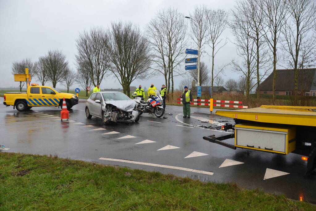 Veel schade na botsing tussen twee voertuigen