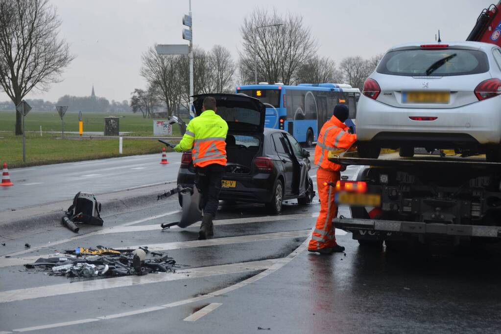 Veel schade na botsing tussen twee voertuigen
